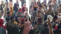 Ratusan Pedagang dan Jagal RPH Pegirian Datangi Balai Kota Surabaya