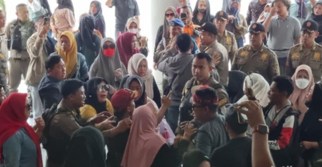 Pedagang RPH Pegirian berhadapan dengan aparat saat aksi di Balai Kota