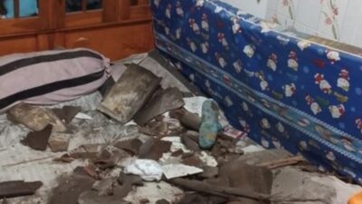Puing atap rumah ambruk Surabaya berserakan di kamar tidur