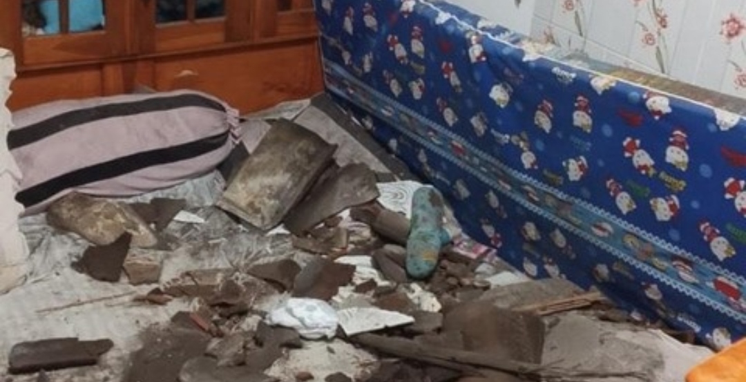Puing atap rumah ambruk Surabaya berserakan di kamar tidur