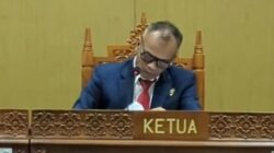 Ketua Majelis Komisioner KIP Handoko Agung Saputro memimpin sidang putusan salinan ijazah Jokowi sebagai informasi terbuka.