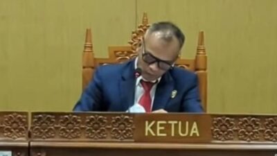 Ketua Majelis Komisioner KIP Handoko Agung Saputro memimpin sidang putusan salinan ijazah Jokowi sebagai informasi terbuka.