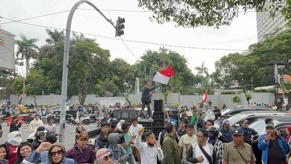 Kerumunan massa aksi jagal di DPRD Surabaya mendengarkan orasi dari mobil komando.