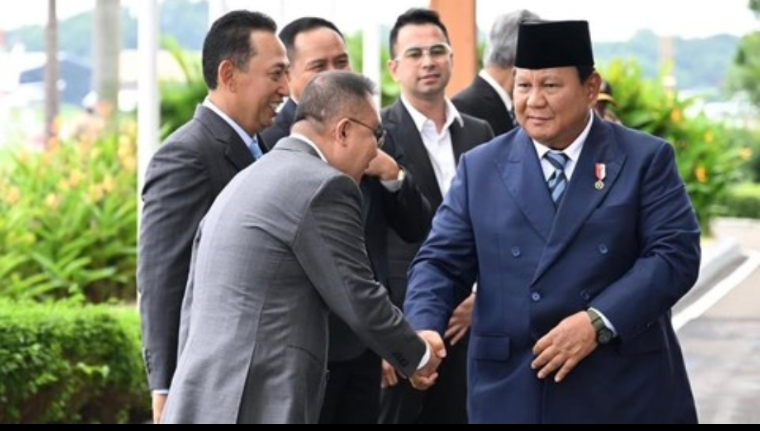 Presiden Prabowo berjabat tangan dengan pejabat sebelum berangkat ke Inggris Swiss