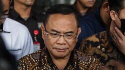 Bupati Pati Sudewo memakai batik dan kacamata saat diamankan dalam operasi tangkap tangan KPK.