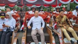 wali kota surabaya berada di becak listrik saat acara penyerahan bantuan pemerintah kepada pemerintah kota di surabaya