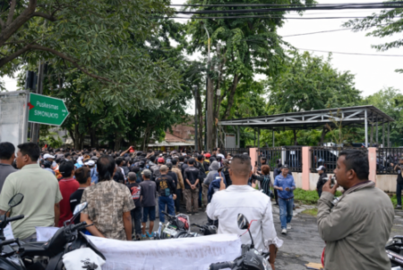 Massa pedagang memadati lokasi penertiban Pasar Simo Mulyo Surabaya saat menolak eksekusi aset daerah.