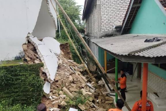 Kerusakan rumah warga akibat longsor di Pamekasan