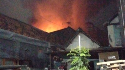 Kebakaran Hanguskan Rumah di Kawasan Ampel Surabaya, Dua Warga Alami Luka Bakar