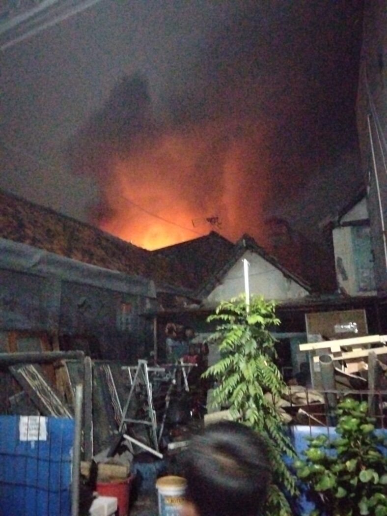 Kobaran api dan asap tebal menyelimuti atap bangunan di Jalan Petukangan IX Ampel saat insiden kebakaran rumah yang diduga akibat korsleting listrik menghanguskan lantai dua bangunan tersebut.