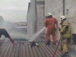 Petugas Gabungan Respon Laporan Kebakaran Rumah di Kawasan Bulak Banteng Timur Surabaya