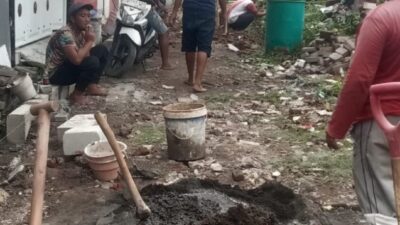 Material konstruksi disiapkan untuk pembangunan saluran air dan paving guna atasi banjir.