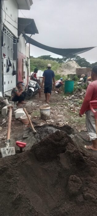 Material konstruksi disiapkan untuk pembangunan saluran air dan paving guna atasi banjir.