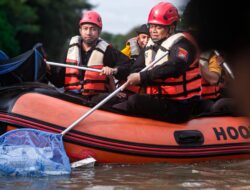 Polrestabes Surabaya Bersihkan Kalimas Kawasan Jembatan Merah Wujud Gerakan Nasional ASRI