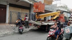 DLH Laksanakan Pemangkasan Pohon di RW 09 Kelurahan Wonokusumo