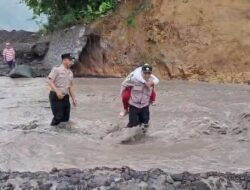 Aksi Heroik Polisi di Lumajang Gendong Siswa SD Seberangi Lahar Dingin Semeru