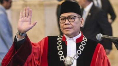 Adies Kadir menandai awal tugasnya sebagai hakim konstitusi.