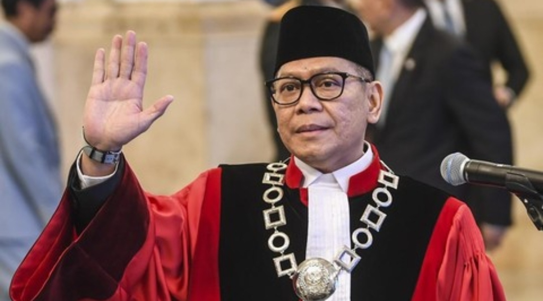 Adies Kadir menandai awal tugasnya sebagai hakim konstitusi.