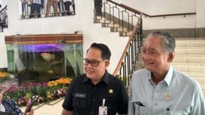 Menteri Pekerjaan Umum Dody Hanggodo bersama Sekdaprov Jawa Timur Adhy Karyono saat pertemuan di Kantor Gubernur Jatim membahas finalisasi desain teknis Flyover Taman Pelangi Surabaya sesuai kewenangan masing-masing pemerintah.