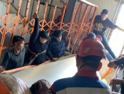 Enam Karyawan Ruko di Jalan Semarang Surabaya Terjepit Teralis dan Lembaran Akrilik