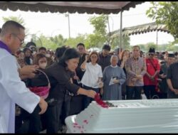 Jenazah Ketua DPRD Surabaya Dominikus Adi Sutarwijono Dimakamkan di TPU Keputih