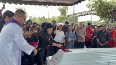 Keluarga bersama pelayat menghadiri prosesi pemakaman Ketua DPRD Surabaya di TPU Keputih, Surabaya, dengan ibadat dan penaburan bunga di area makam sebagaimana berlangsung pada Kamis sore.