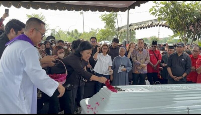 Keluarga bersama pelayat menghadiri prosesi pemakaman Ketua DPRD Surabaya di TPU Keputih, Surabaya, dengan ibadat dan penaburan bunga di area makam sebagaimana berlangsung pada Kamis sore.