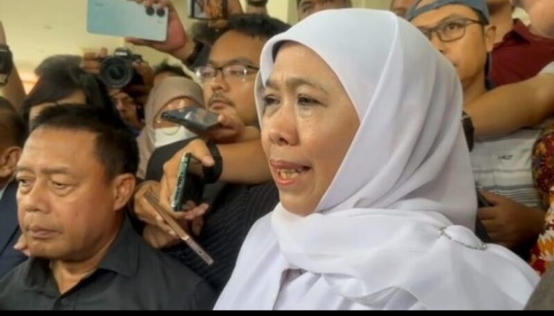 Khofifah Indar Parawansa berbicara kepada wartawan setelah memberikan keterangan sebagai saksi dalam sidang perkara dana hibah DPRD Jawa Timur 2019 di Pengadilan Tipikor Surabaya, Kamis (12/2/2026).