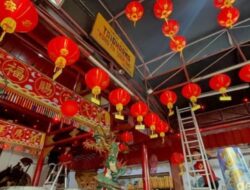 Kelenteng Hong San Ko Tee Pasang 100 Pasang Lampion Jelang Imlek 2577 Kongzili