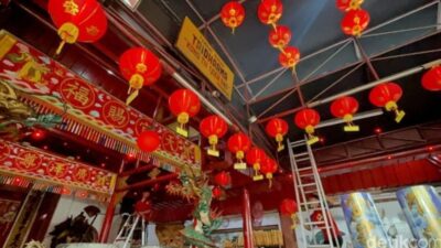 Petugas terlihat memasang deretan lampion merah di dalam Kelenteng Hong San Ko Tee pasang 100 pasang lampion sebagai bagian persiapan menjelang Imlek, bersamaan dengan kegiatan pembersihan rupang yang dilakukan sejak 11 Februari 2026.