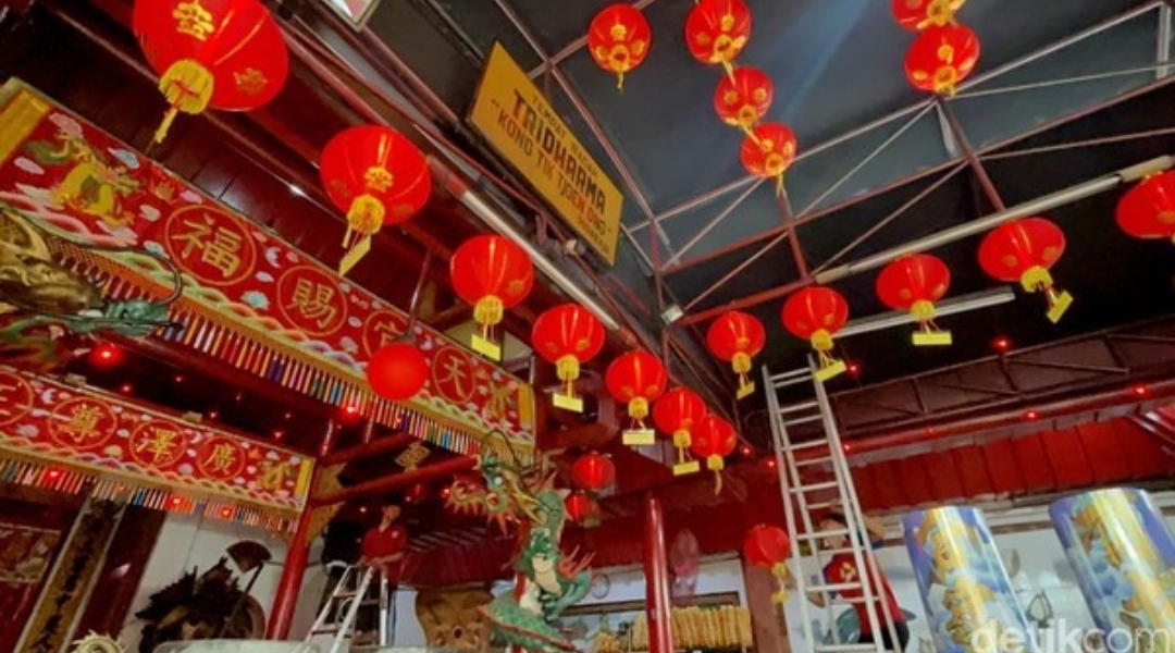 Petugas terlihat memasang deretan lampion merah di dalam Kelenteng Hong San Ko Tee pasang 100 pasang lampion sebagai bagian persiapan menjelang Imlek, bersamaan dengan kegiatan pembersihan rupang yang dilakukan sejak 11 Februari 2026.