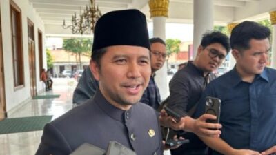 Wagub Jatim Emil Dardak menyampaikan keterangan kepada sejumlah jurnalis saat membahas perbaikan jalan provinsi, sebagaimana diberitakan dalam laporan mengenai rekonstruksi ruas Kasian–Puger di Jember.