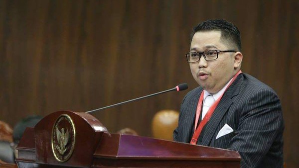 Pakar Hukum Tata Negara Muhammad Rullyandi menyampaikan pernyataan di depan podium saat dimintai tanggapan mengenai pelantikan hakim Mahkamah Konstitusi.