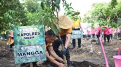 Peduli Lingkungan, Polres Gresik Bersama Bhayangkari Tanam Puluhan Pohon Produktif