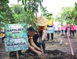 Peduli Lingkungan, Polres Gresik Bersama Bhayangkari Tanam Puluhan Pohon Produktif
