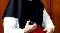 SURABAYA – Michelle Claudya Wilhelmina Limanthara dijatuhi hukuman dua tahun penjara setelah terbukti mencuri perhiasan dan uang asing milik majikannya senilai sekitar Rp 200 juta. Putusan dibacakan