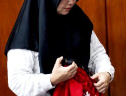 SURABAYA – Michelle Claudya Wilhelmina Limanthara dijatuhi hukuman dua tahun penjara setelah terbukti mencuri perhiasan dan uang asing milik majikannya senilai sekitar Rp 200 juta. Putusan dibacakan