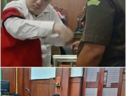 AMBIL HP JATUH SAAT MOBIL MELAJU KRISTIANTO TABRAK PEDAGANG SOTO HINGGA TEWAS