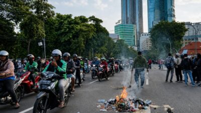 Demo Mahasiswa di Grahadi Surabaya Bubar, Jalan Gubernur Suryo Dibuka Bertahap