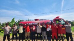 HADAPI KEMARAU : Polres Pelabuhan Tanjung Perak Gandeng Damkar Siram Lahan Jagung Ketahanan Pangan