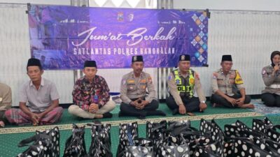 Wujud Peduli Sesama Satlantas Polres Bangkalan Bagikan Sembako di Musholla At-Tauhiet