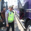 CEGAH KECELAKAAN: Polres Pelabuhan Tanjung Perak Bersama Dishub Surabaya, Check Bus Peziarah di Area Parkir Sunan Ampel