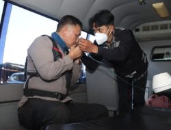 Polres Malang Libatkan Tim Dokkes, Menjaga Napas Para Penjinak Api Karhutla di Lereng Bromo